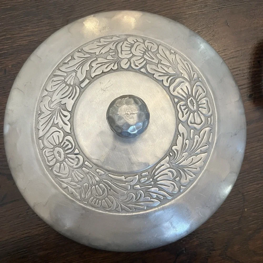Vintage Everlast Hammered Aluminum Floral Lidded Casserole Dish — 11